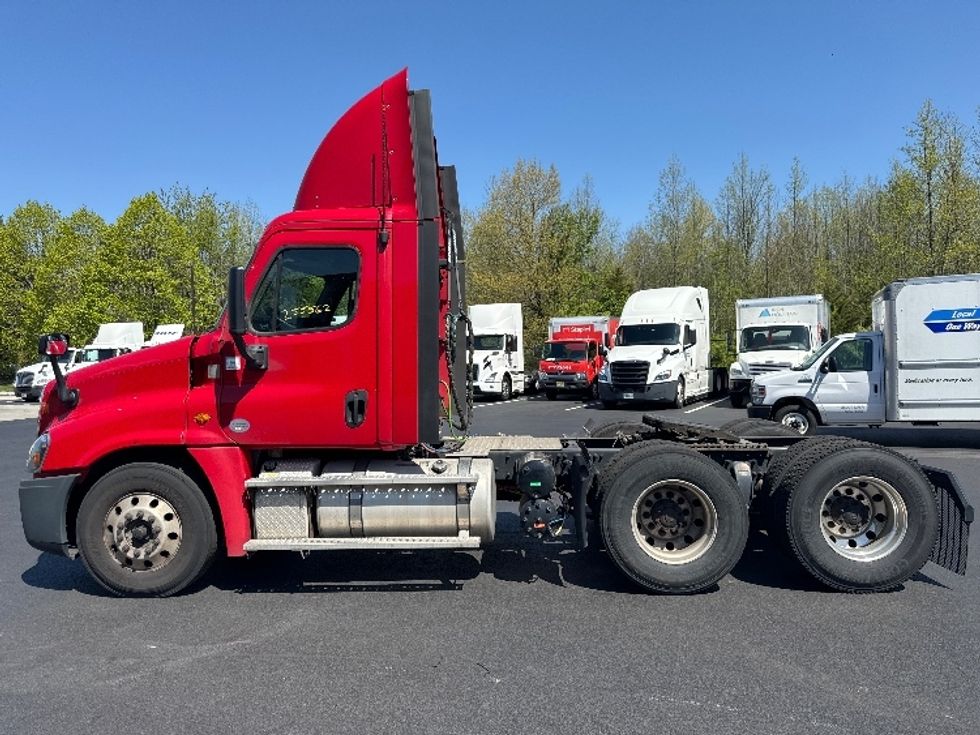 Day Cab Tractor-Heavy Duty Tractors-Freightliner-2019-Cascadia 12564ST-Dayton-NJ-326,312\n\t\tmiles-$ 55,750 - Image 4