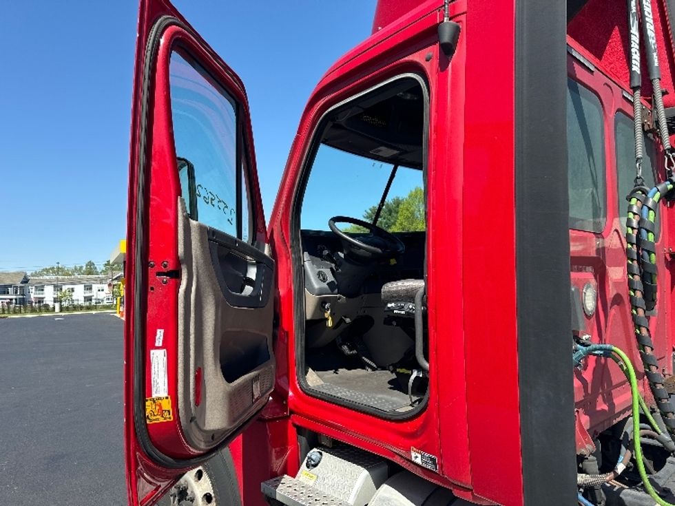 Day Cab Tractor-Heavy Duty Tractors-Freightliner-2019-Cascadia 12564ST-Dayton-NJ-326,312\n\t\tmiles-$ 55,750 - Image 9