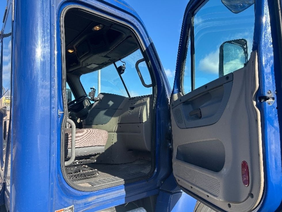 Day Cab Tractor-Heavy Duty Tractors-Freightliner-2019-Cascadia 12564ST-Dayton-NJ-377,811\n\t\tmiles-$ 44,250 - Image 12