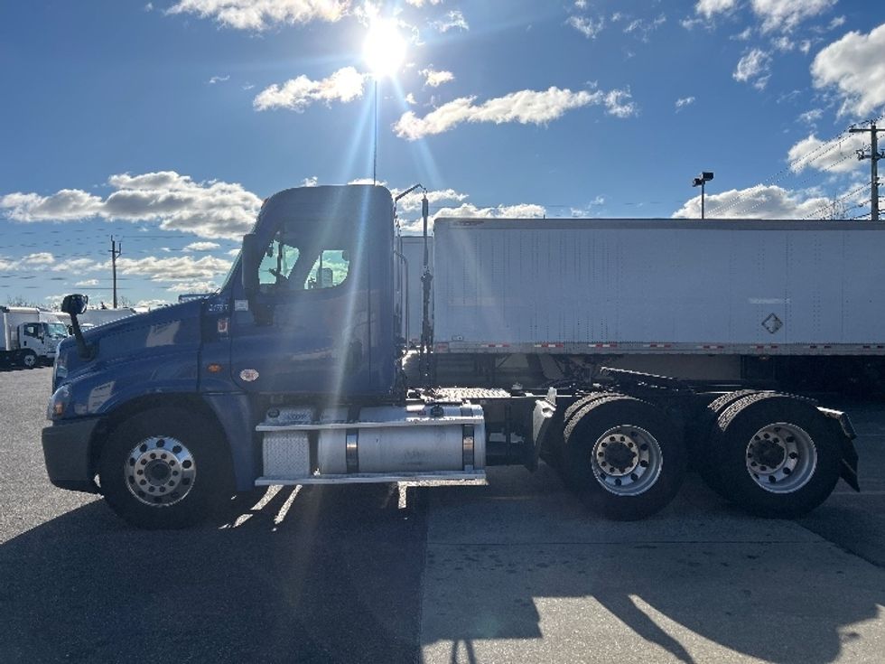 Day Cab Tractor-Heavy Duty Tractors-Freightliner-2019-Cascadia 12564ST-Dayton-NJ-377,811\n\t\tmiles-$ 44,250 - Image 4