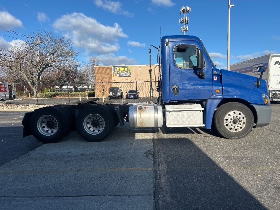 Day Cab Tractor-Heavy Duty Tractors-Freightliner-2019-Cascadia 12564ST-Dayton-NJ-377,811\n\t\tmiles-$ 44,250 - Image 8