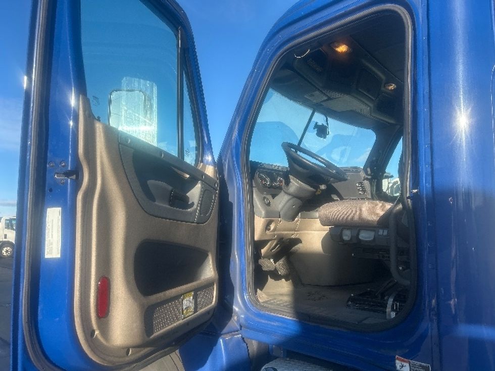 Day Cab Tractor-Heavy Duty Tractors-Freightliner-2019-Cascadia 12564ST-Dayton-NJ-377,811\n\t\tmiles-$ 44,250 - Image 9