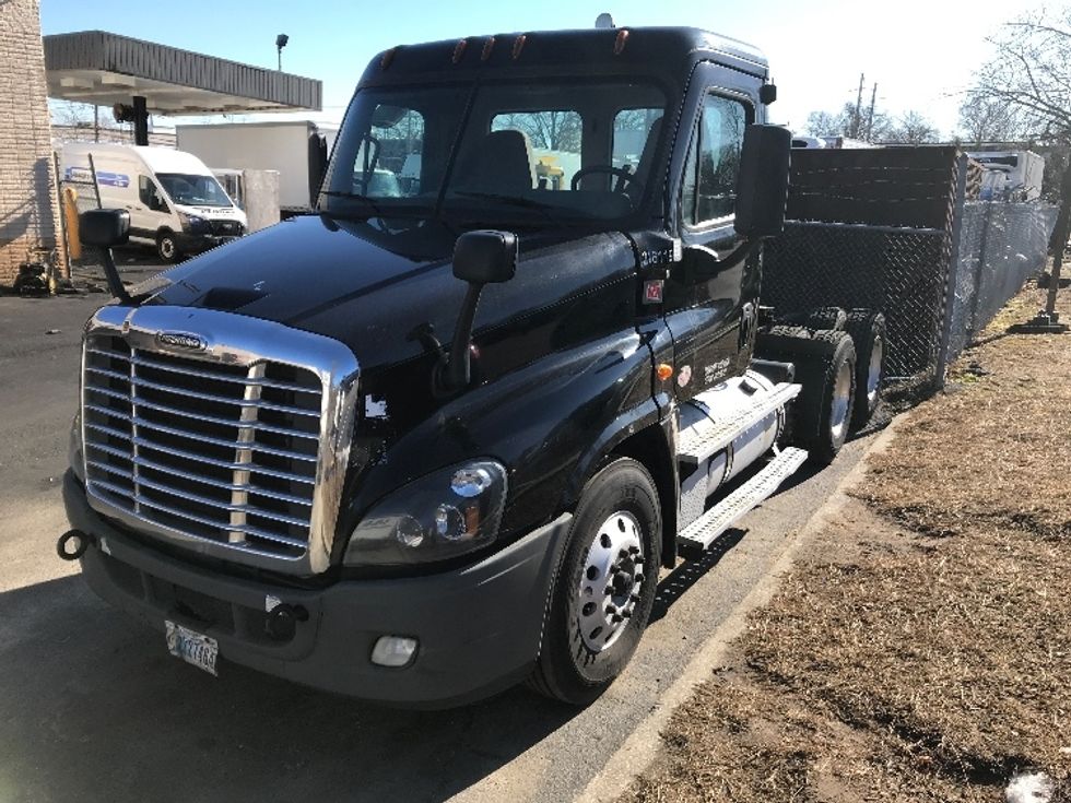 Day Cab Tractor-Heavy Duty Tractors-Freightliner-2019-Cascadia 12564ST-Dayton-NJ-379,988\n\t\tmiles-$ 40,250 - Image 1