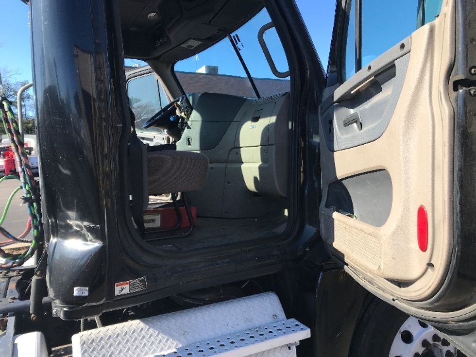 Day Cab Tractor-Heavy Duty Tractors-Freightliner-2019-Cascadia 12564ST-Dayton-NJ-379,988\n\t\tmiles-$ 40,250 - Image 12