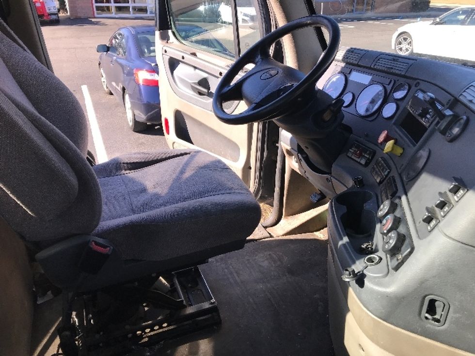 Day Cab Tractor-Heavy Duty Tractors-Freightliner-2019-Cascadia 12564ST-Dayton-NJ-379,988\n\t\tmiles-$ 40,250 - Image 14