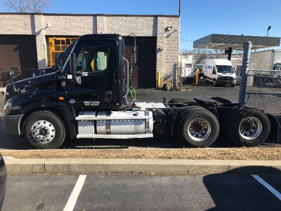 Day Cab Tractor-Heavy Duty Tractors-Freightliner-2019-Cascadia 12564ST-Dayton-NJ-379,988\n\t\tmiles-$ 40,250 - Image 4
