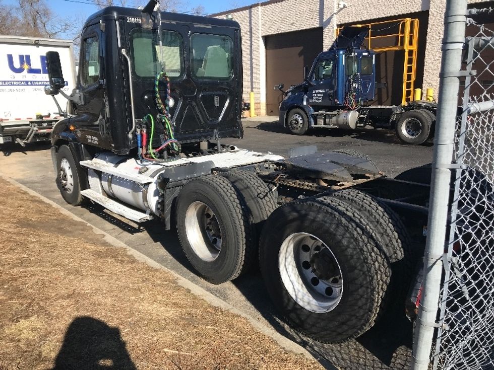 Day Cab Tractor-Heavy Duty Tractors-Freightliner-2019-Cascadia 12564ST-Dayton-NJ-379,988\n\t\tmiles-$ 40,250 - Image 5