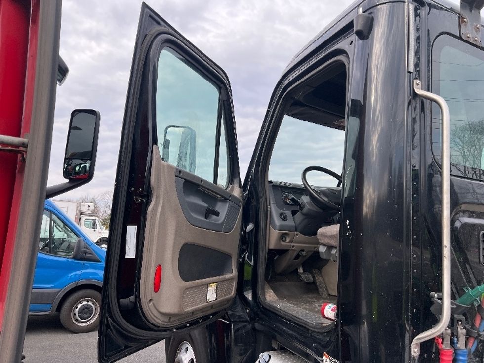 Day Cab Tractor-Heavy Duty Tractors-Freightliner-2019-Cascadia 12564ST-Dayton-NJ-379,988\n\t\tmiles-$ 40,250 - Image 9