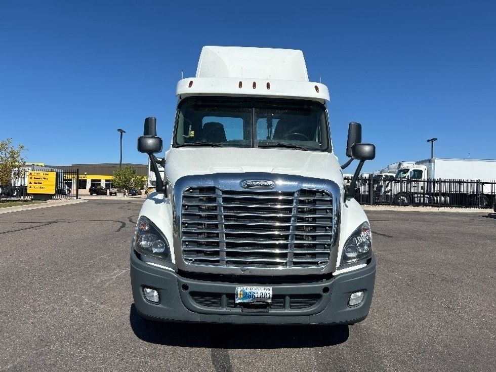 2019 Freightliner Cascadia 12564ST Day Cab Tractor