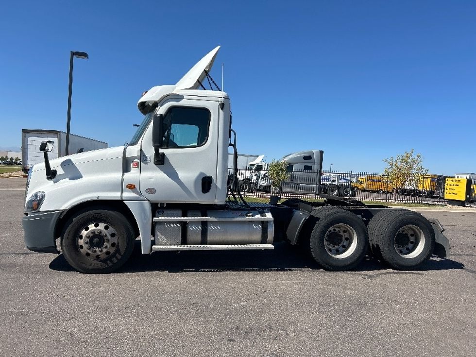 2019 Freightliner Cascadia 12564ST Day Cab Tractor