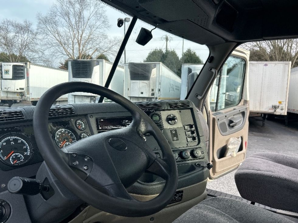 Day Cab Tractor-Heavy Duty Tractors-Freightliner-2019-Cascadia 12564ST-Duluth-GA-587,860\n\t\tmiles-$ 29,500 - Image 10