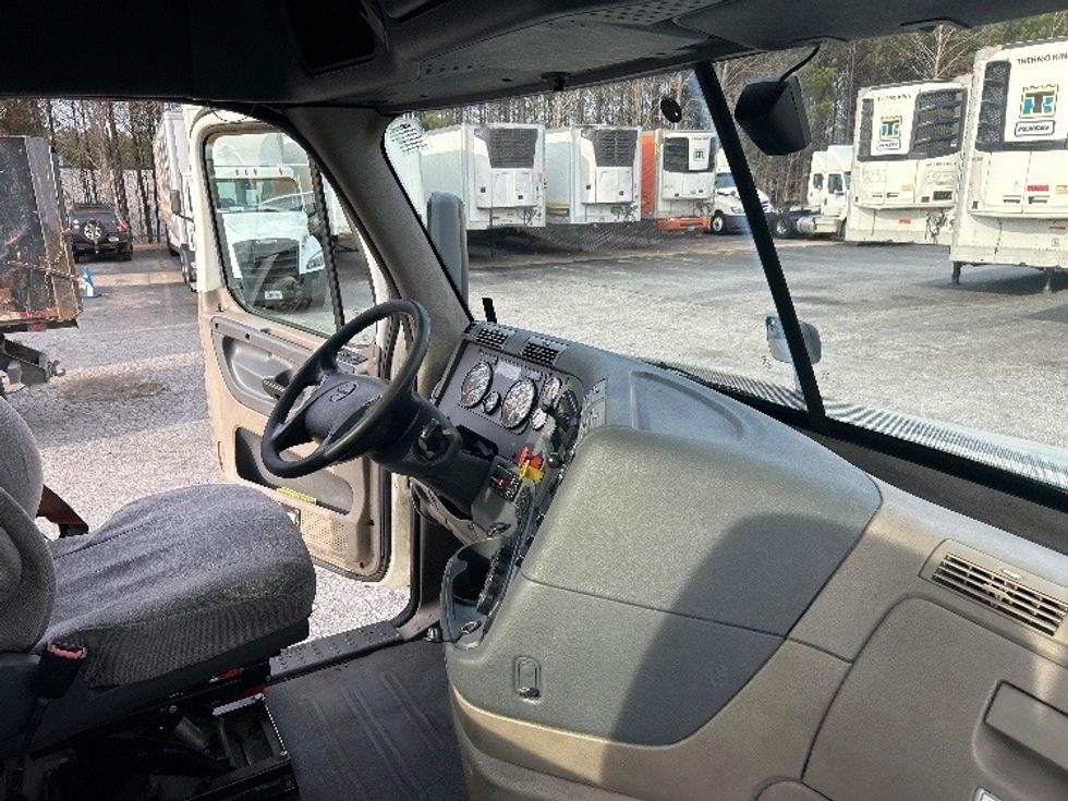 Day Cab Tractor-Heavy Duty Tractors-Freightliner-2019-Cascadia 12564ST-Duluth-GA-587,860\n\t\tmiles-$ 29,500 - Image 14