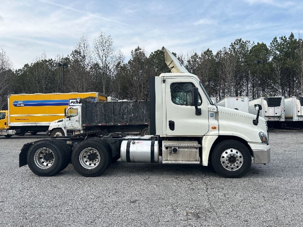 Day Cab Tractor-Heavy Duty Tractors-Freightliner-2019-Cascadia 12564ST-Duluth-GA-587,860\n\t\tmiles-$ 29,500 - Image 8
