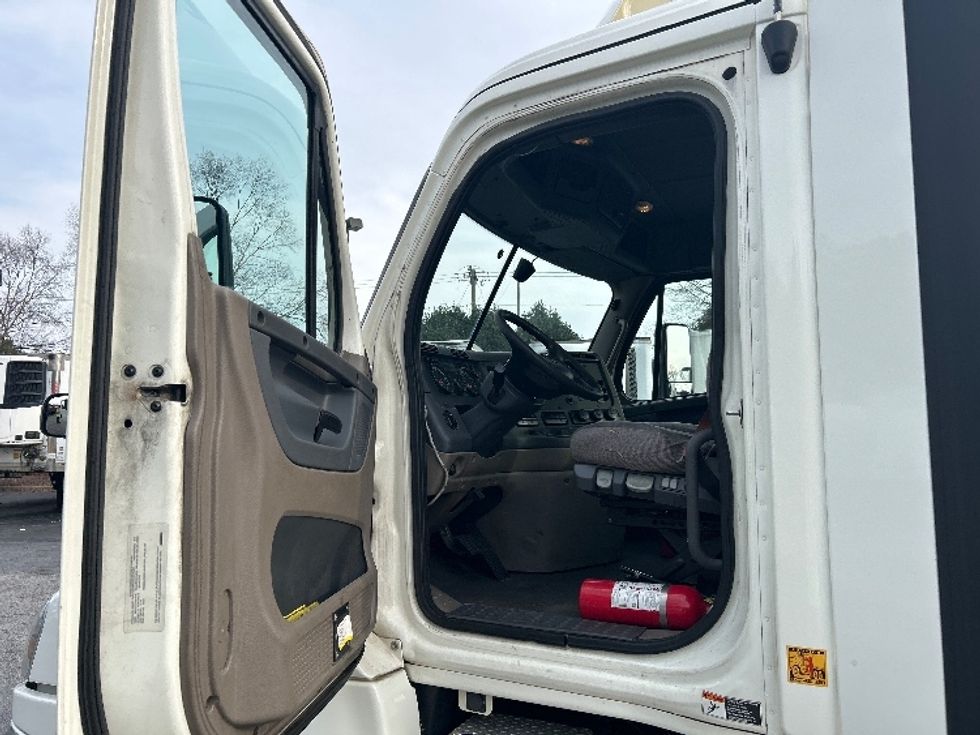 Day Cab Tractor-Heavy Duty Tractors-Freightliner-2019-Cascadia 12564ST-Duluth-GA-587,860\n\t\tmiles-$ 29,500 - Image 9