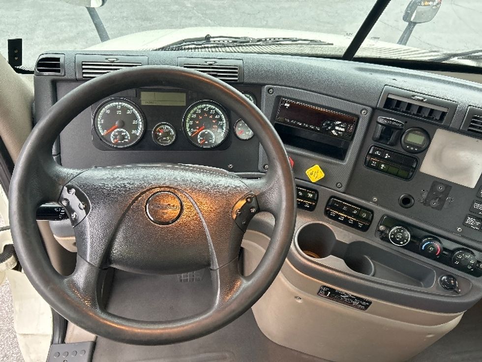 Day Cab Tractor-Heavy Duty Tractors-Freightliner-2019-Cascadia 12564ST-Duluth-GA-598,528\n\t\tmiles-$ 28,250 - Image 11