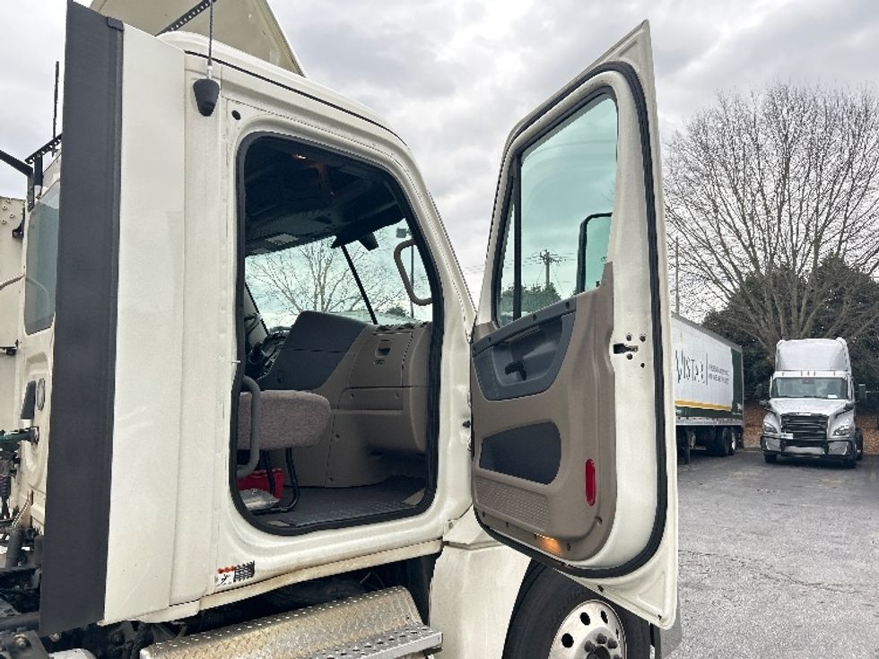 Day Cab Tractor-Heavy Duty Tractors-Freightliner-2019-Cascadia 12564ST-Duluth-GA-598,528\n\t\tmiles-$ 28,250 - Image 12