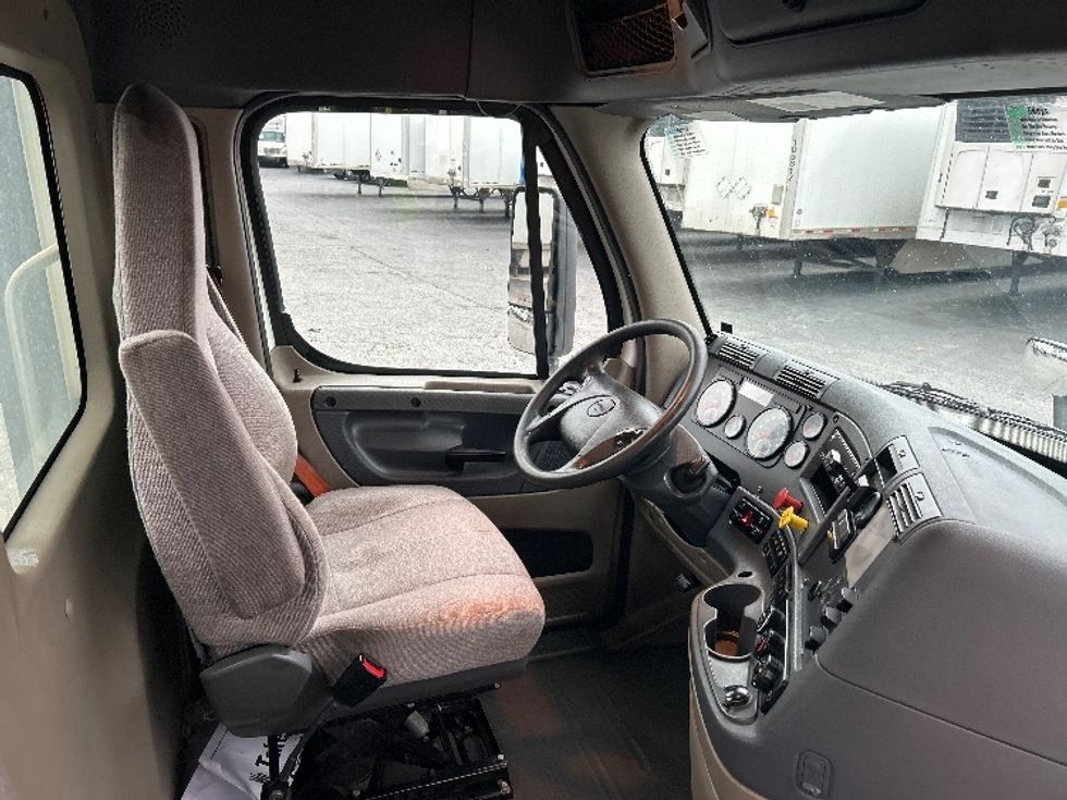 Day Cab Tractor-Heavy Duty Tractors-Freightliner-2019-Cascadia 12564ST-Duluth-GA-598,528\n\t\tmiles-$ 28,250 - Image 14