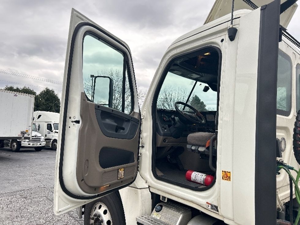 Day Cab Tractor-Heavy Duty Tractors-Freightliner-2019-Cascadia 12564ST-Duluth-GA-598,528\n\t\tmiles-$ 28,250 - Image 9