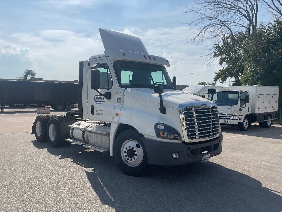 Day Cab Tractor-Heavy Duty Tractors-Freightliner-2019-Cascadia 12564ST-Earth City-MO-455,635\n\t\tmiles-$ 33,250 - Image 1