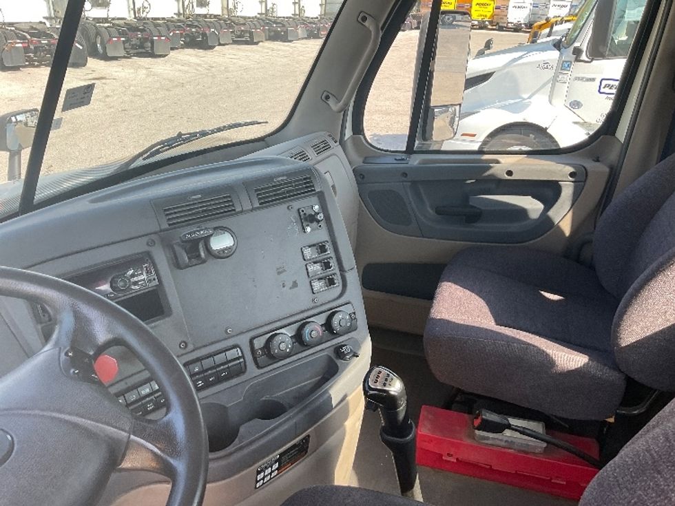 Day Cab Tractor-Heavy Duty Tractors-Freightliner-2019-Cascadia 12564ST-Earth City-MO-455,635\n\t\tmiles-$ 33,250 - Image 10