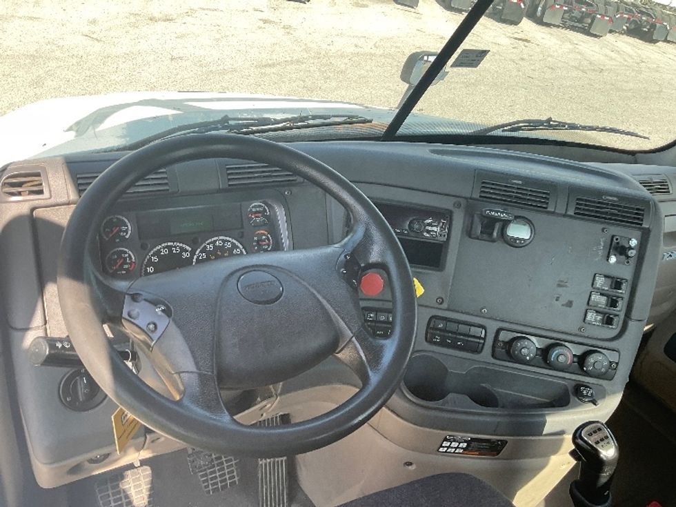 Day Cab Tractor-Heavy Duty Tractors-Freightliner-2019-Cascadia 12564ST-Earth City-MO-455,635\n\t\tmiles-$ 33,250 - Image 11
