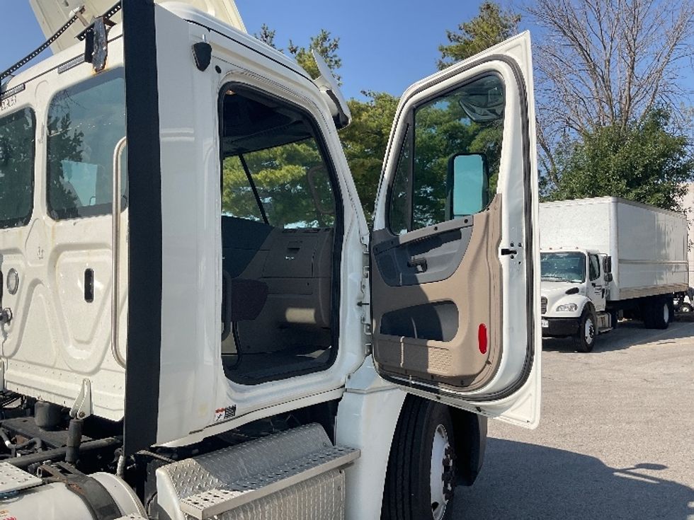 Day Cab Tractor-Heavy Duty Tractors-Freightliner-2019-Cascadia 12564ST-Earth City-MO-455,635\n\t\tmiles-$ 33,250 - Image 12