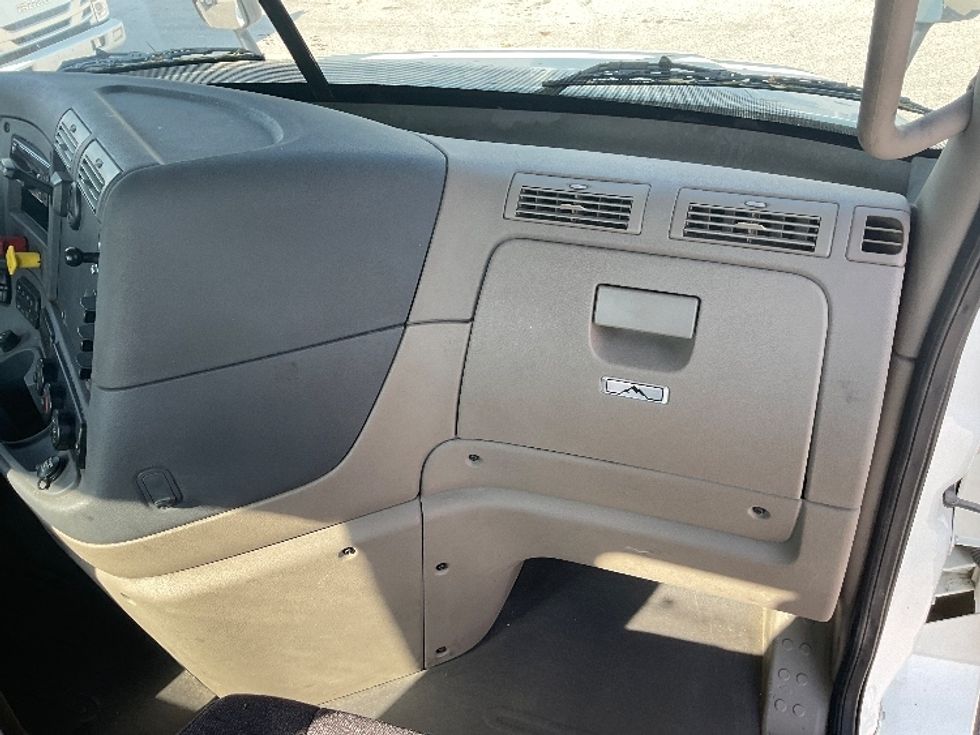 Day Cab Tractor-Heavy Duty Tractors-Freightliner-2019-Cascadia 12564ST-Earth City-MO-455,635\n\t\tmiles-$ 33,250 - Image 13