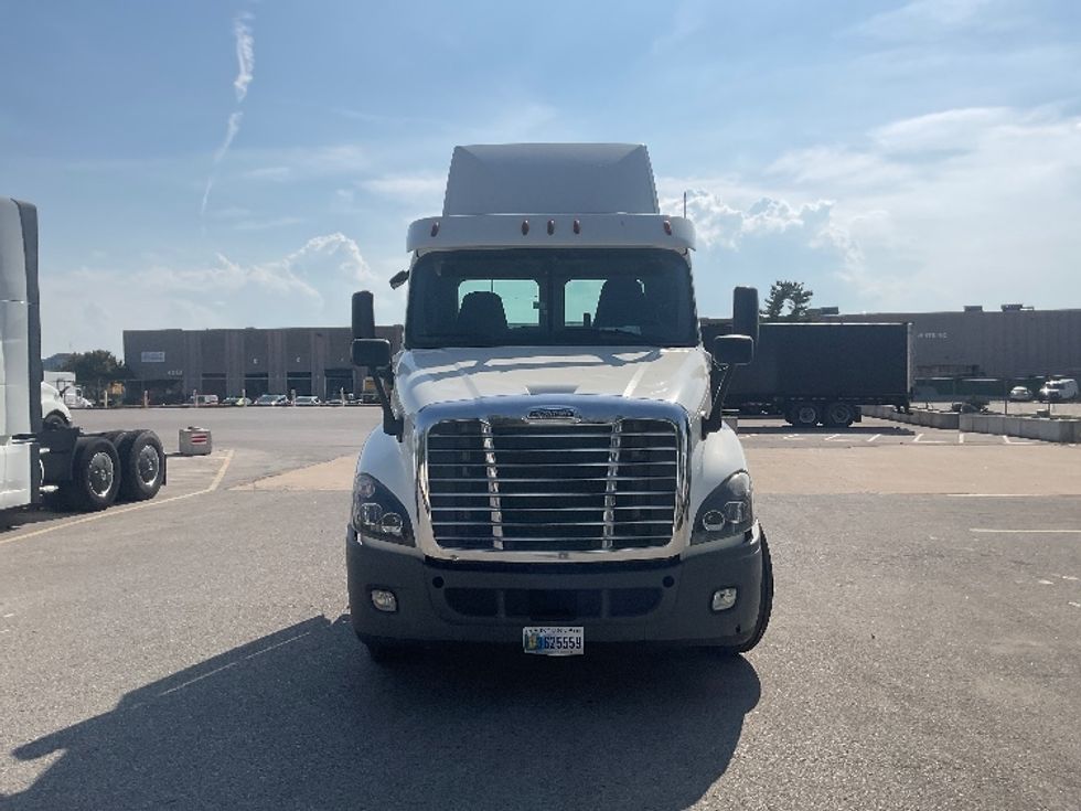 Day Cab Tractor-Heavy Duty Tractors-Freightliner-2019-Cascadia 12564ST-Earth City-MO-455,635\n\t\tmiles-$ 33,250 - Image 2