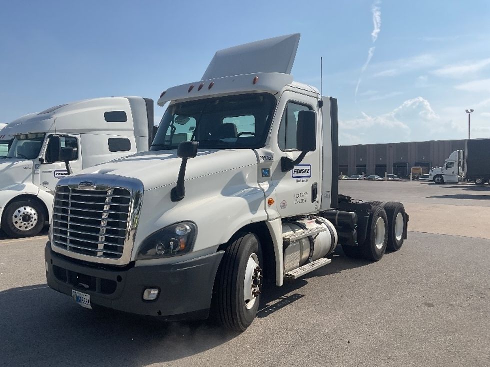 Day Cab Tractor-Heavy Duty Tractors-Freightliner-2019-Cascadia 12564ST-Earth City-MO-455,635\n\t\tmiles-$ 33,250 - Image 3