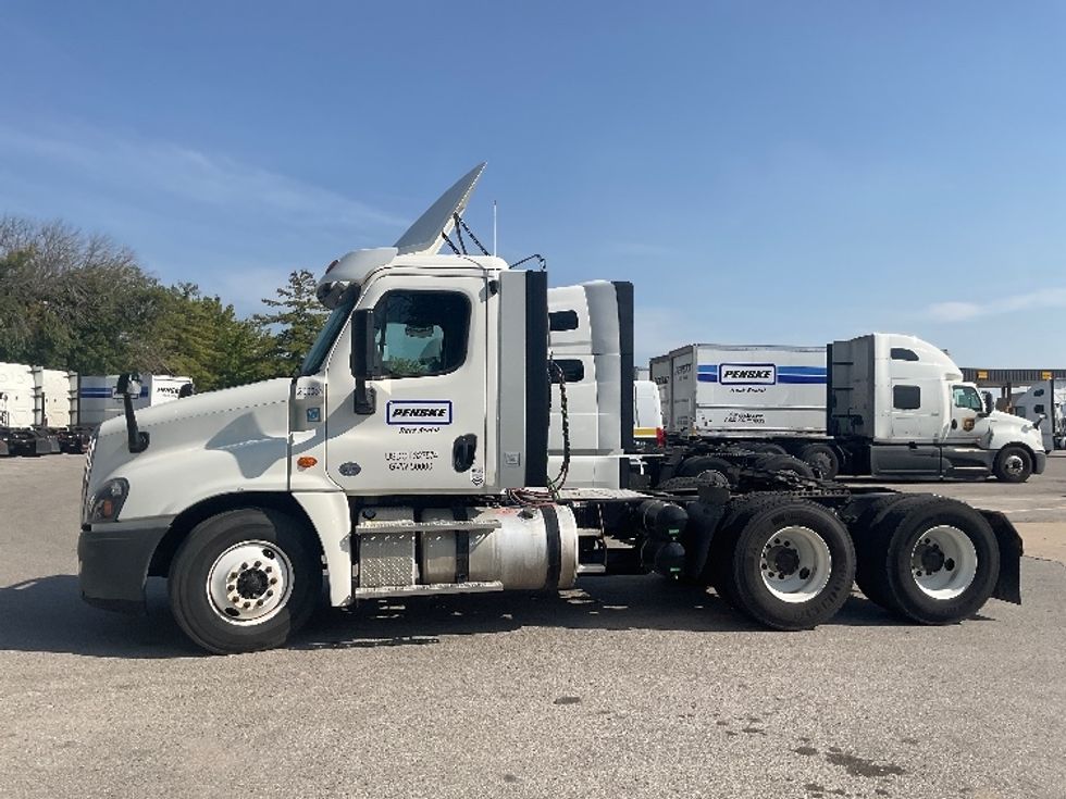 Day Cab Tractor-Heavy Duty Tractors-Freightliner-2019-Cascadia 12564ST-Earth City-MO-455,635\n\t\tmiles-$ 33,250 - Image 4