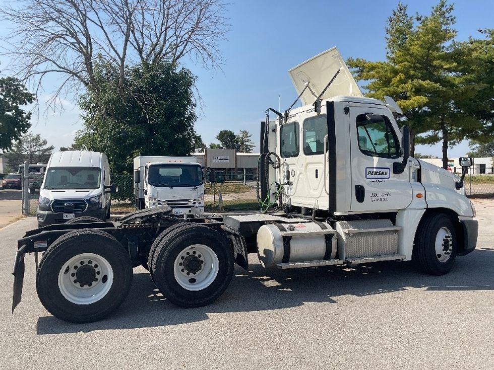 Day Cab Tractor-Heavy Duty Tractors-Freightliner-2019-Cascadia 12564ST-Earth City-MO-455,635\n\t\tmiles-$ 33,250 - Image 8