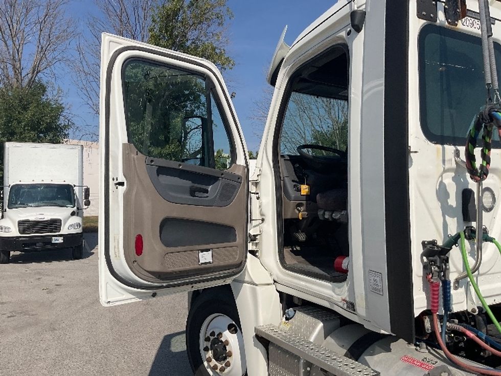 Day Cab Tractor-Heavy Duty Tractors-Freightliner-2019-Cascadia 12564ST-Earth City-MO-455,635\n\t\tmiles-$ 33,250 - Image 9