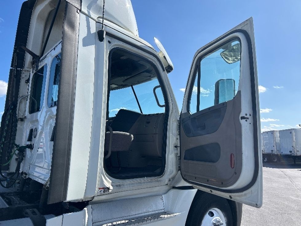 Day Cab Tractor-Heavy Duty Tractors-Freightliner-2019-Cascadia 12564ST-East Chicago-IN-254,195\n\t\tmiles-$ 49,500 - Image 12