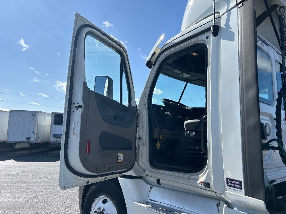 Day Cab Tractor-Heavy Duty Tractors-Freightliner-2019-Cascadia 12564ST-East Chicago-IN-254,195\n\t\tmiles-$ 49,500 - Image 9