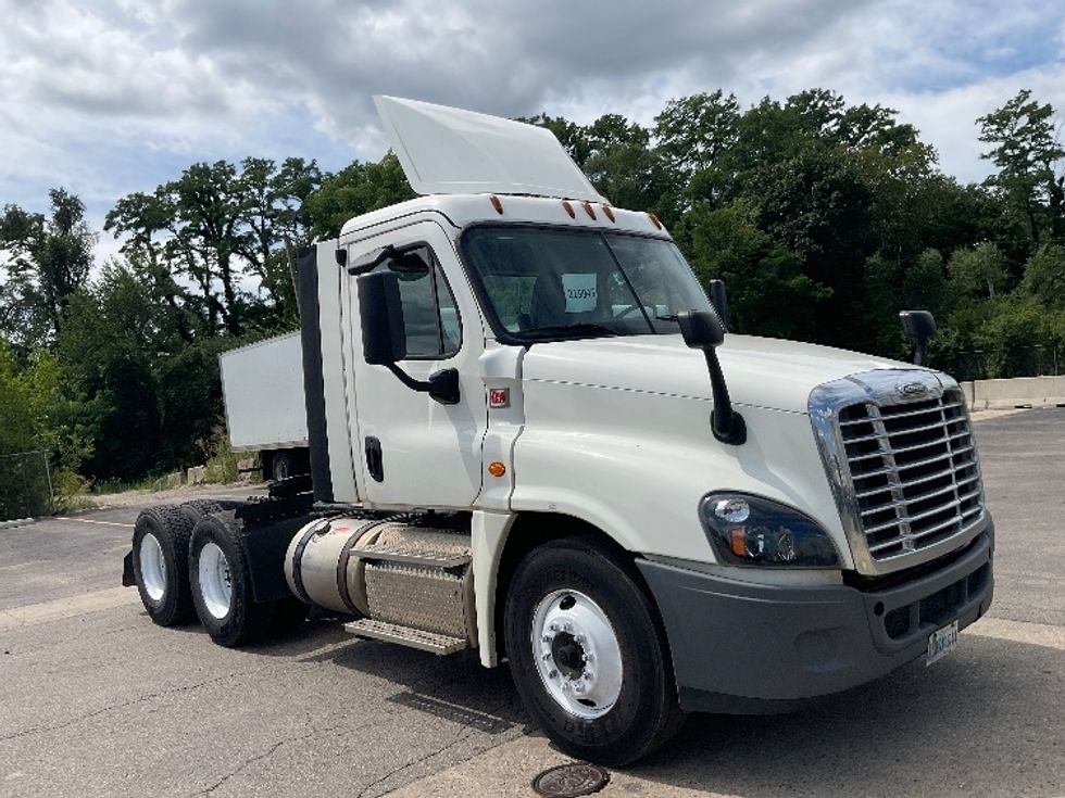 Day Cab Tractor-Heavy Duty Tractors-Freightliner-2019-Cascadia 12564ST-East Chicago-IN-281,402\n\t\tmiles-$ 57,750 - Image 1