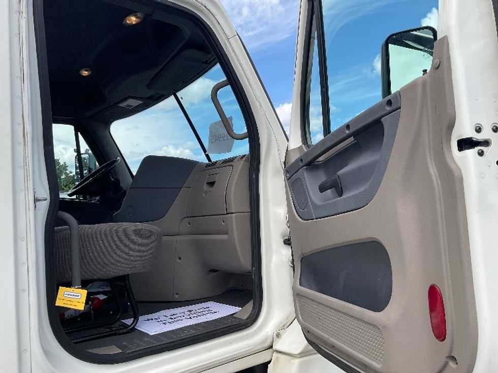 Day Cab Tractor-Heavy Duty Tractors-Freightliner-2019-Cascadia 12564ST-East Chicago-IN-281,402\n\t\tmiles-$ 57,750 - Image 12