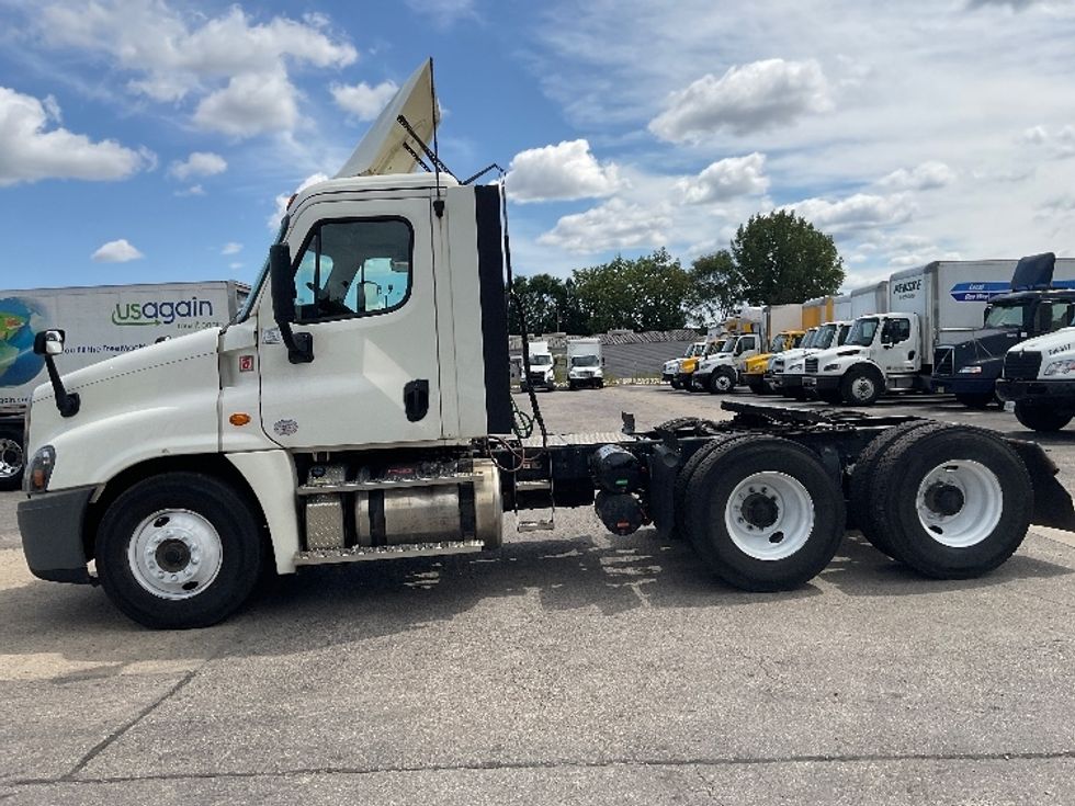 Day Cab Tractor-Heavy Duty Tractors-Freightliner-2019-Cascadia 12564ST-East Chicago-IN-281,402\n\t\tmiles-$ 57,750 - Image 4