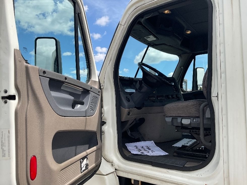 Day Cab Tractor-Heavy Duty Tractors-Freightliner-2019-Cascadia 12564ST-East Chicago-IN-281,402\n\t\tmiles-$ 57,750 - Image 9