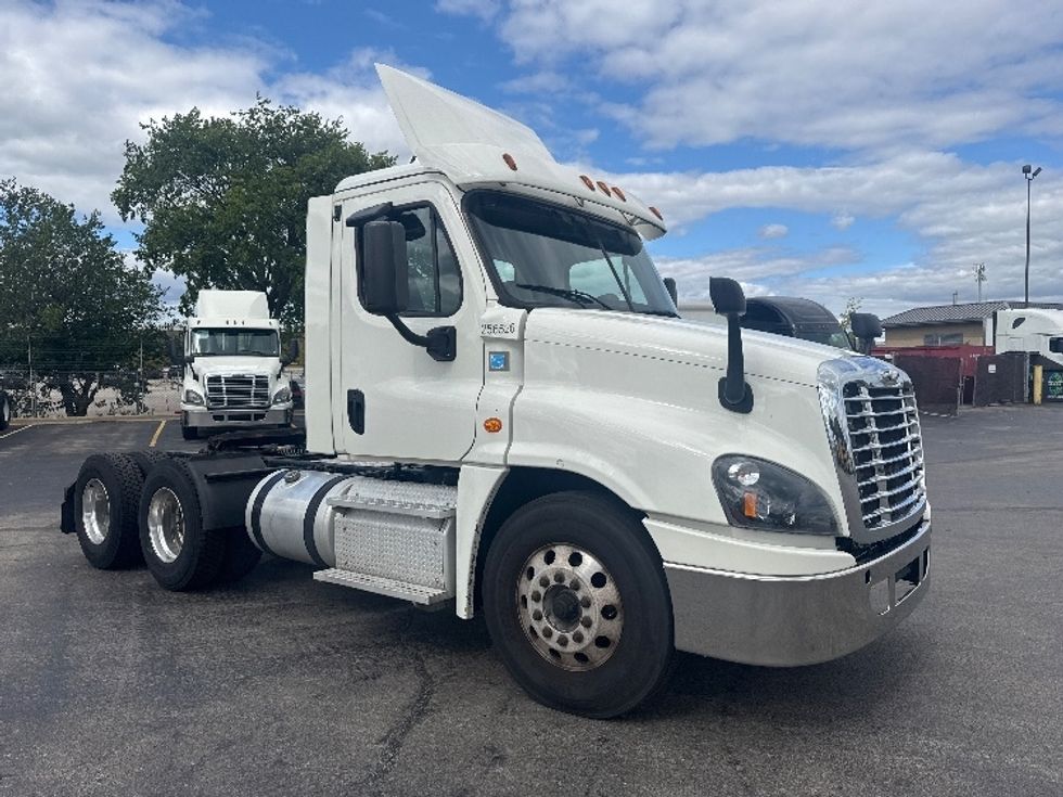 Day Cab Tractor-Heavy Duty Tractors-Freightliner-2019-Cascadia 12564ST-East Chicago-IN-364,426\n\t\tmiles-$ 44,000 - Image 1