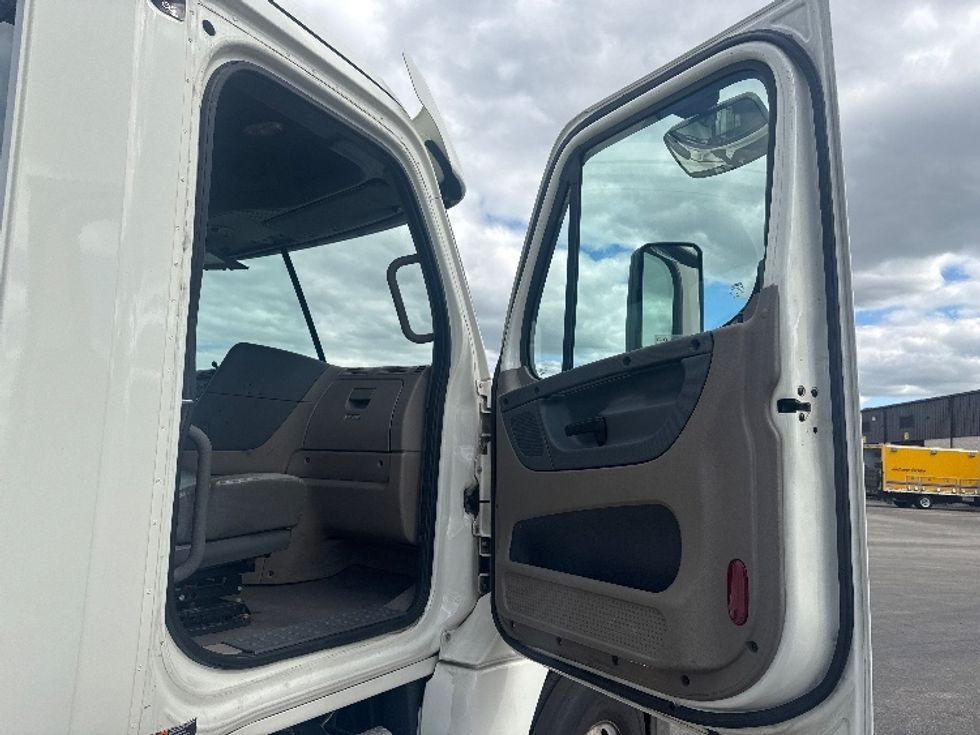 Day Cab Tractor-Heavy Duty Tractors-Freightliner-2019-Cascadia 12564ST-East Chicago-IN-364,426\n\t\tmiles-$ 44,000 - Image 12