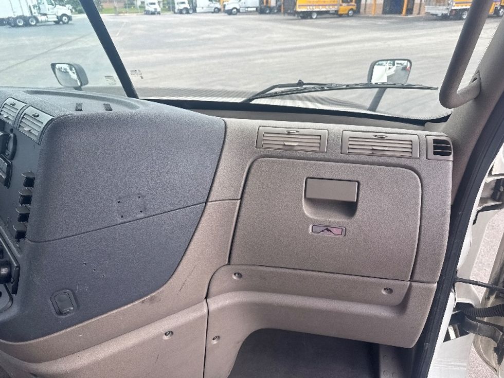 Day Cab Tractor-Heavy Duty Tractors-Freightliner-2019-Cascadia 12564ST-East Chicago-IN-364,426\n\t\tmiles-$ 44,000 - Image 13