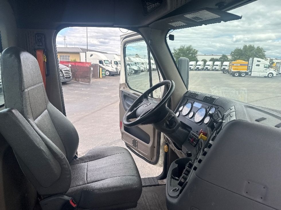 Day Cab Tractor-Heavy Duty Tractors-Freightliner-2019-Cascadia 12564ST-East Chicago-IN-364,426\n\t\tmiles-$ 44,000 - Image 14