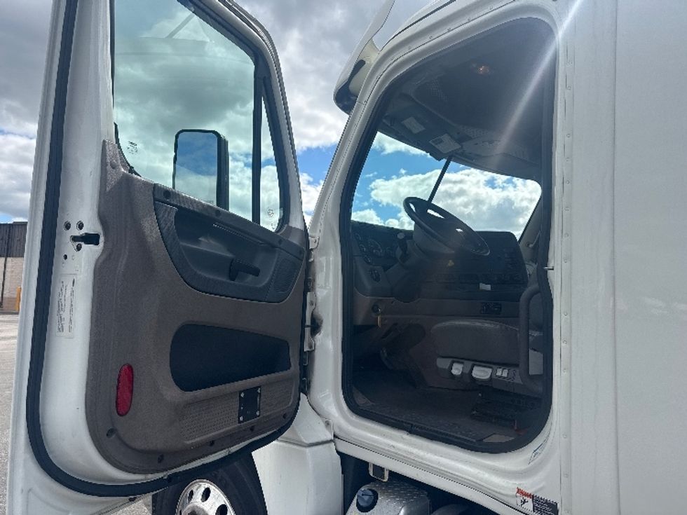 Day Cab Tractor-Heavy Duty Tractors-Freightliner-2019-Cascadia 12564ST-East Chicago-IN-364,426\n\t\tmiles-$ 44,000 - Image 9