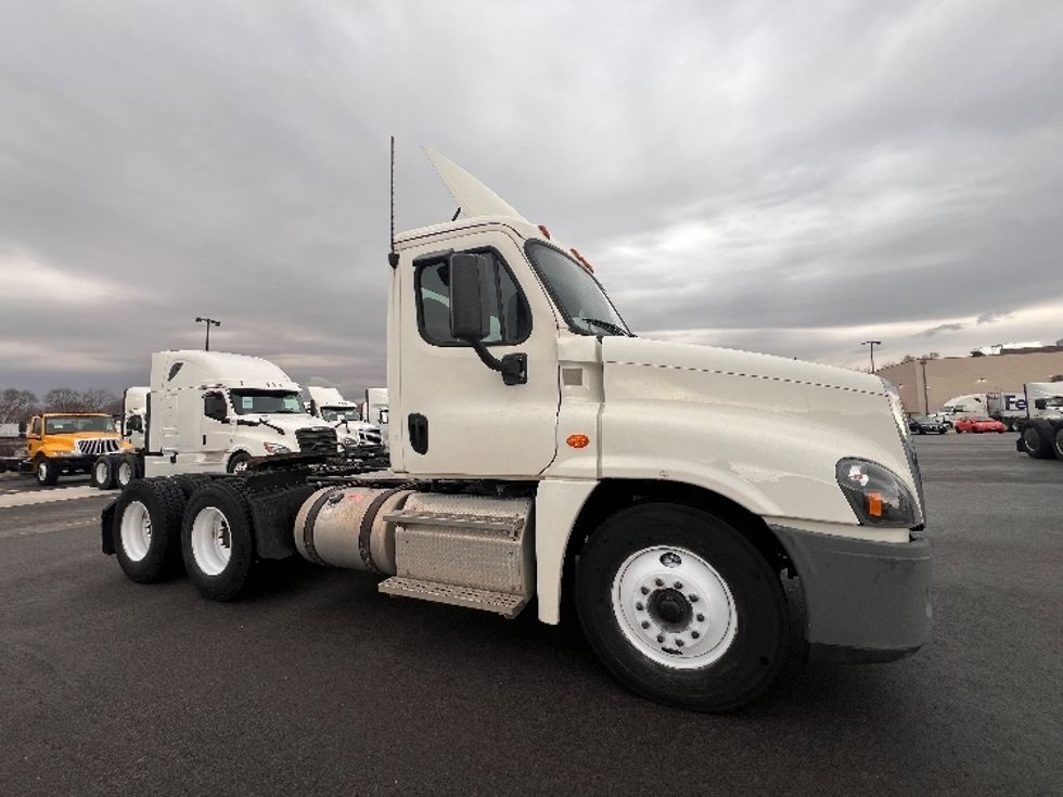 Day Cab Tractor-Heavy Duty Tractors-Freightliner-2019-Cascadia 12564ST-East Chicago-IN-379,456\n\t\tmiles-$ 41,750 - Image 1