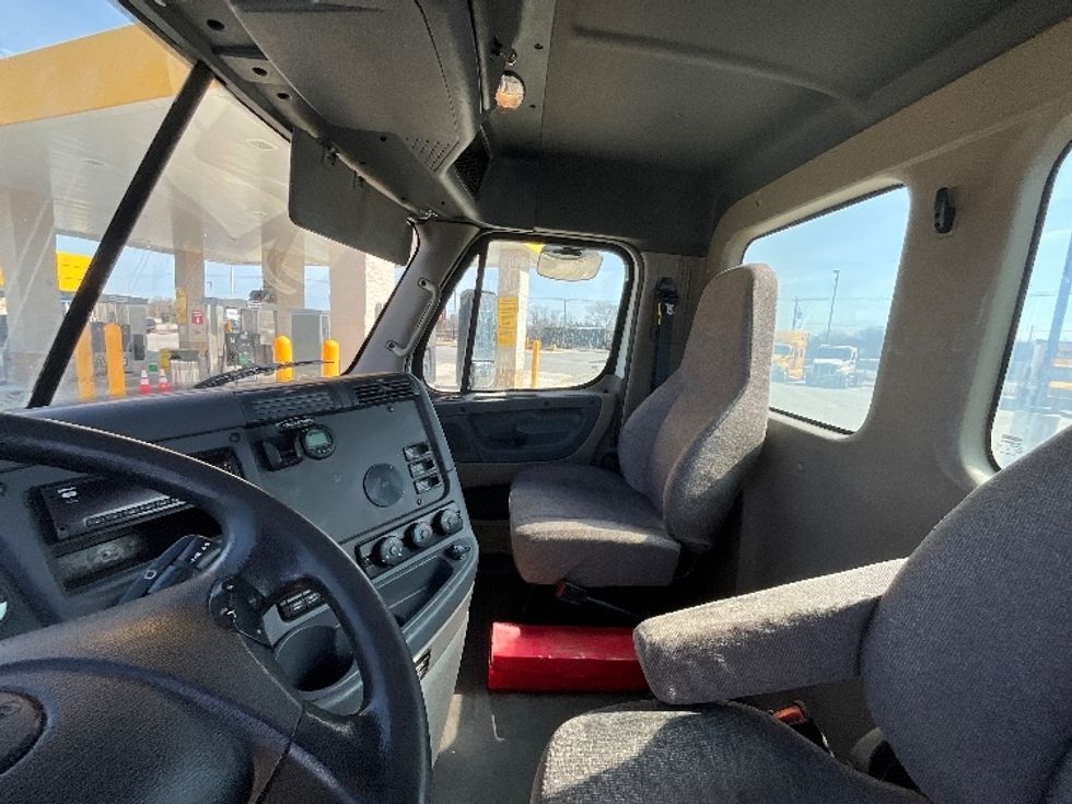 Day Cab Tractor-Heavy Duty Tractors-Freightliner-2019-Cascadia 12564ST-East Chicago-IN-379,456\n\t\tmiles-$ 41,750 - Image 10