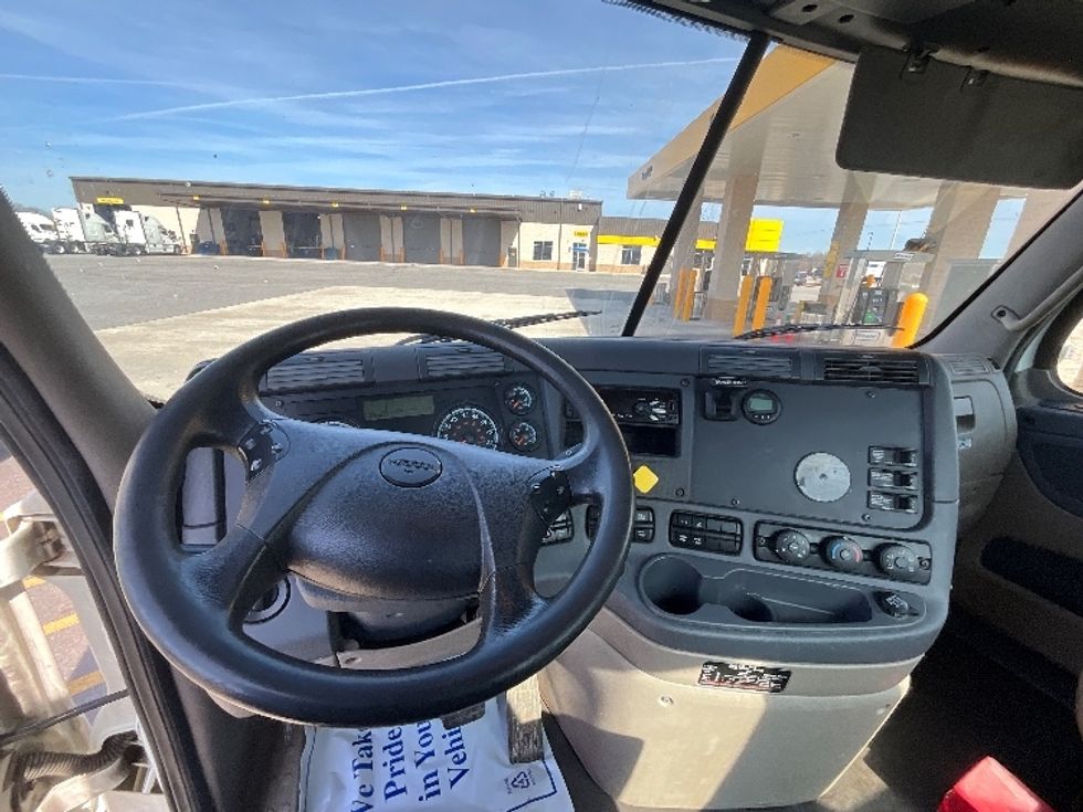 Day Cab Tractor-Heavy Duty Tractors-Freightliner-2019-Cascadia 12564ST-East Chicago-IN-379,456\n\t\tmiles-$ 41,750 - Image 11
