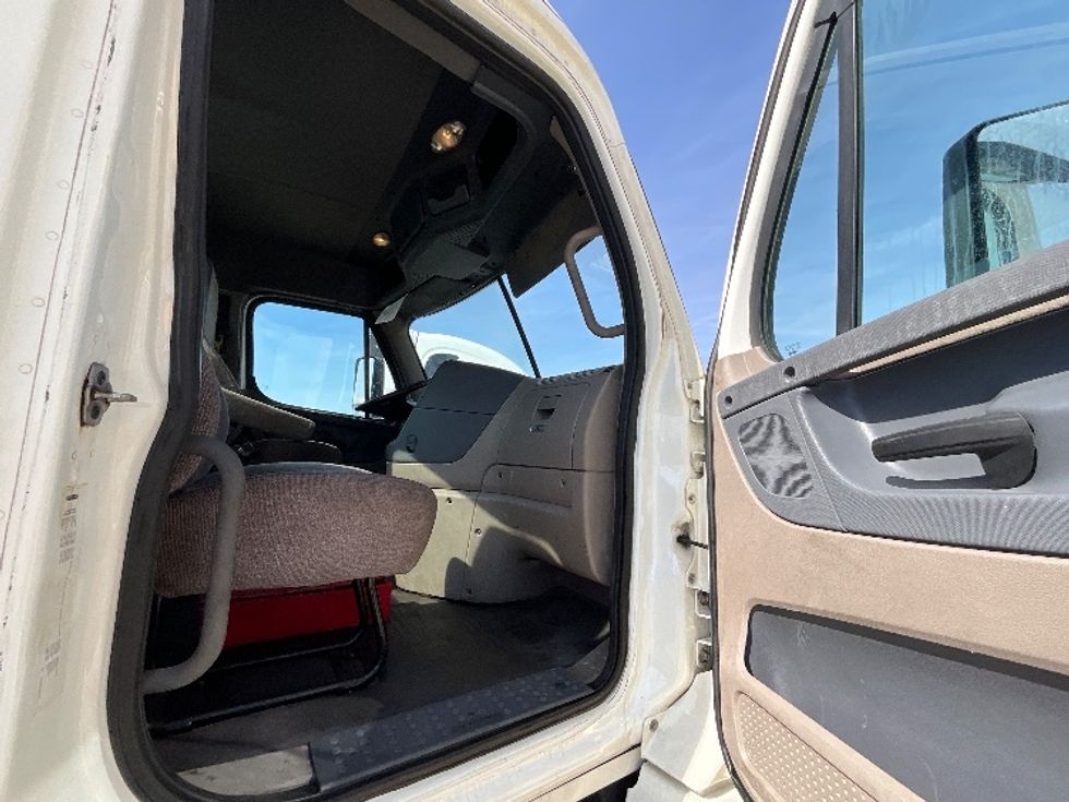 Day Cab Tractor-Heavy Duty Tractors-Freightliner-2019-Cascadia 12564ST-East Chicago-IN-379,456\n\t\tmiles-$ 41,750 - Image 12