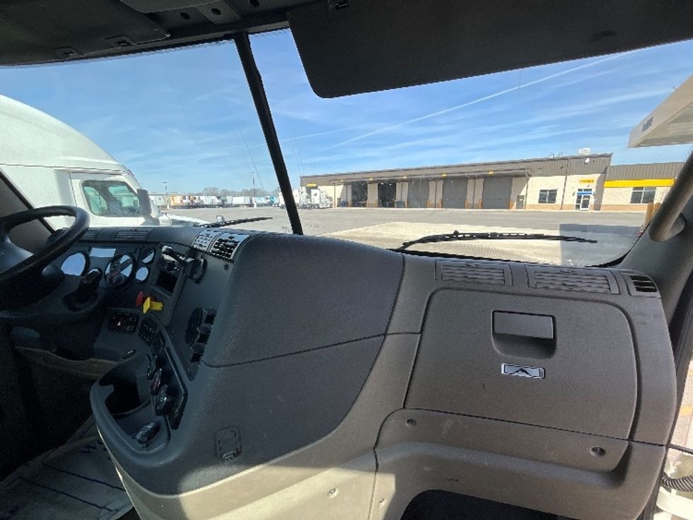 Day Cab Tractor-Heavy Duty Tractors-Freightliner-2019-Cascadia 12564ST-East Chicago-IN-379,456\n\t\tmiles-$ 41,750 - Image 13