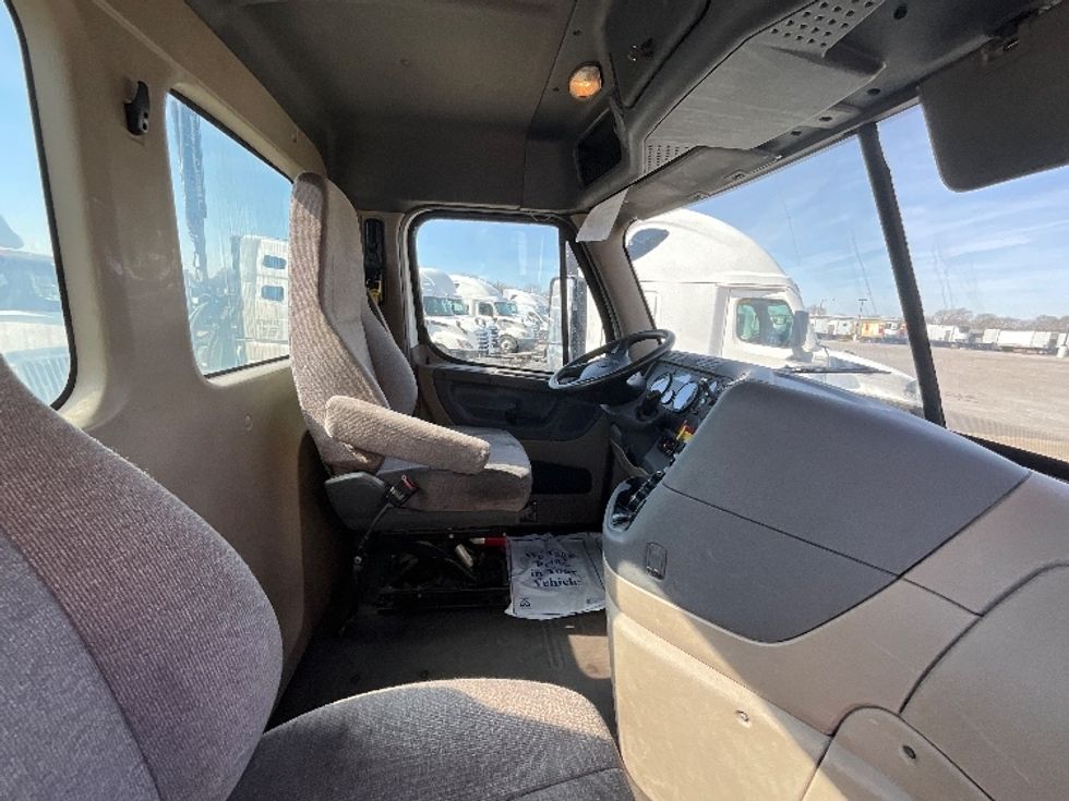 Day Cab Tractor-Heavy Duty Tractors-Freightliner-2019-Cascadia 12564ST-East Chicago-IN-379,456\n\t\tmiles-$ 41,750 - Image 14