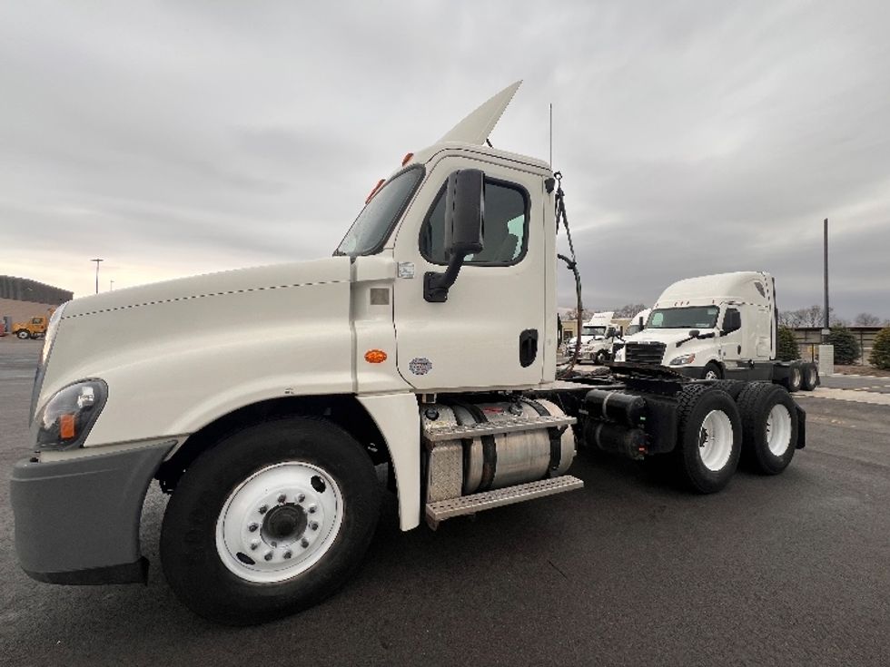 Day Cab Tractor-Heavy Duty Tractors-Freightliner-2019-Cascadia 12564ST-East Chicago-IN-379,456\n\t\tmiles-$ 41,750 - Image 3